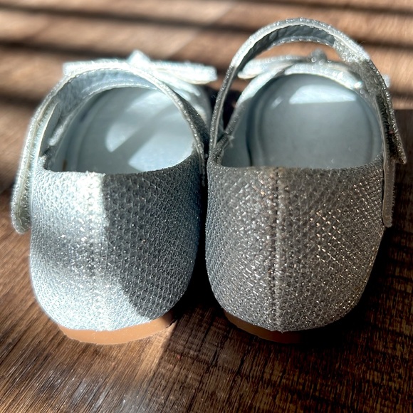 ✨BRAND NEW SILVER SHOES FOR LITTLE GIRL SZ 7✨ - Picture 6 of 11